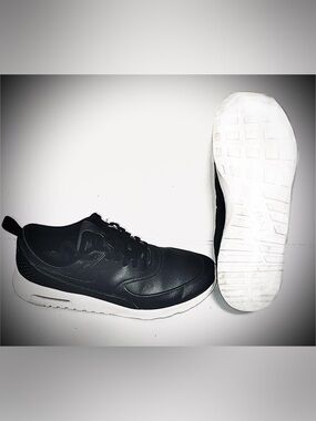 Nike Men's Black Sneakers with White Sole